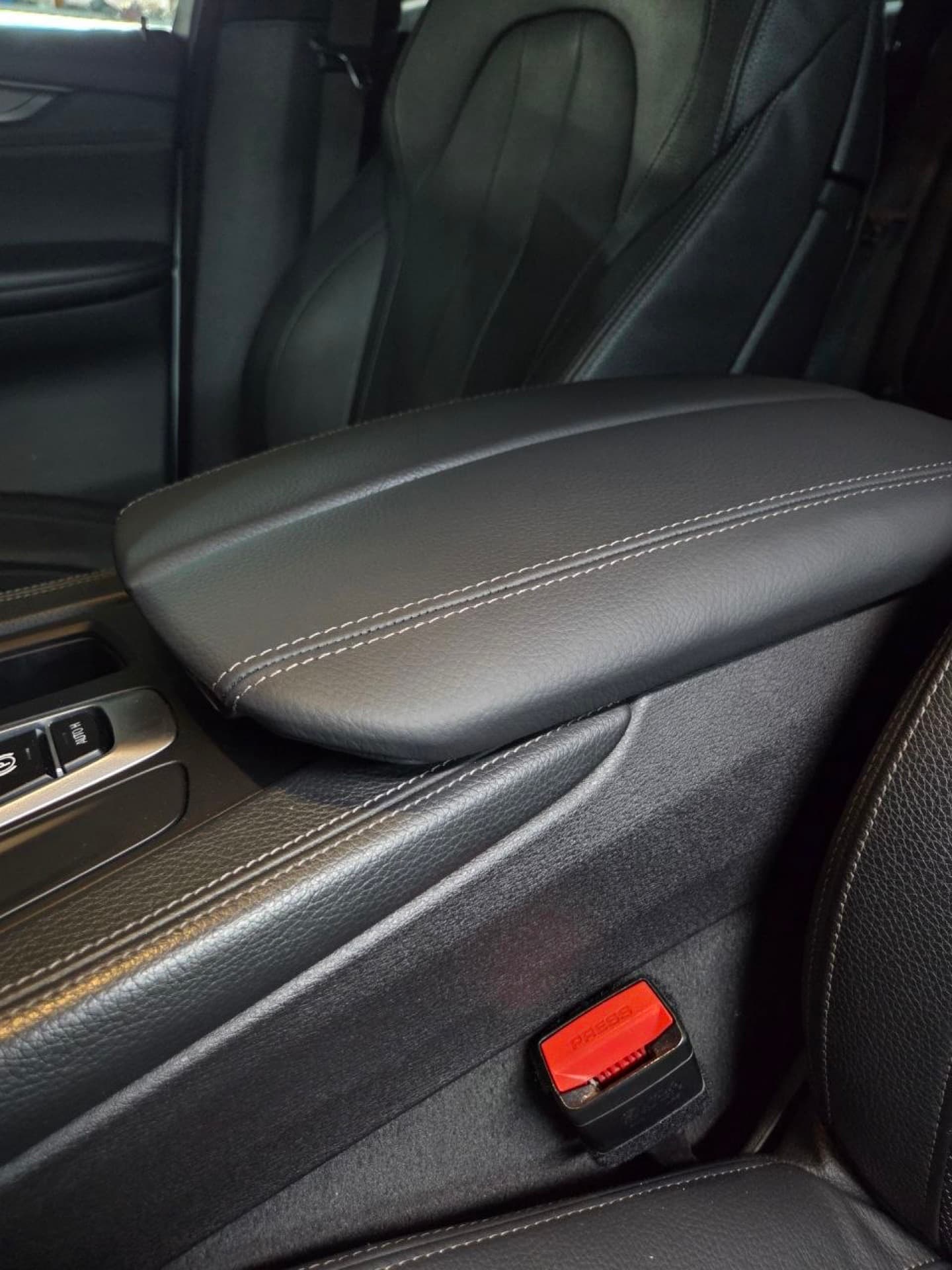 Перетяжка подлокотника BMW