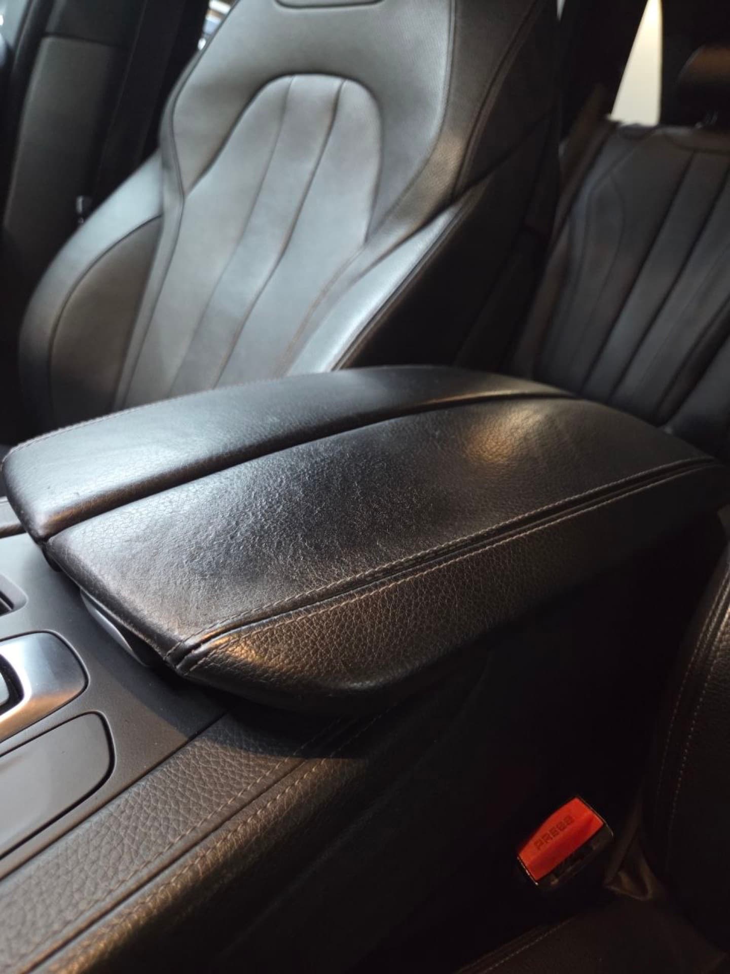 Перетяжка подлокотника BMW - до работы